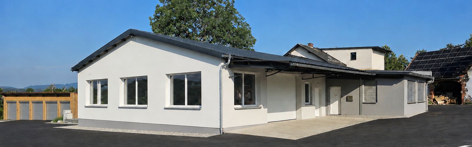 Lagerhalle mit Büros, Ausstellungsfläche & Beratungsräumen – Foto